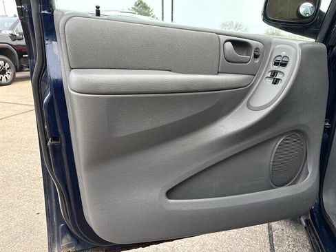 Used 2005 Chrysler Town & Country Touring w/ Luxury Group FWD image 8
