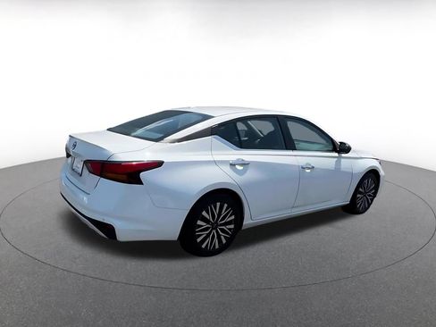 Used 2025 Nissan Altima 2.5 SV FWD image 12