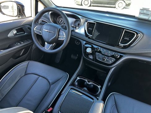 New 2026 Chrysler Pacifica Limited image 11