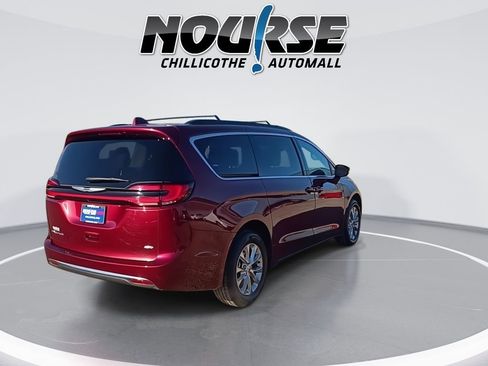 Used 2022 Chrysler Pacifica Touring-L image 8