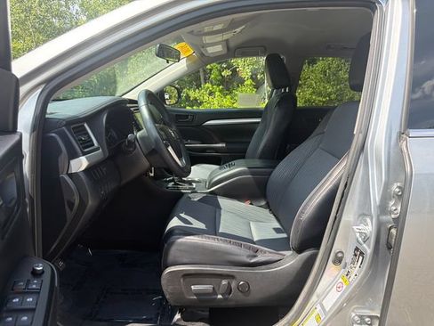 Used 2016 Toyota Highlander Plus AWD/4WD image 25