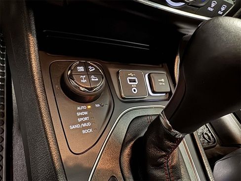 Used 2022 Jeep Cherokee Trailhawk image 30