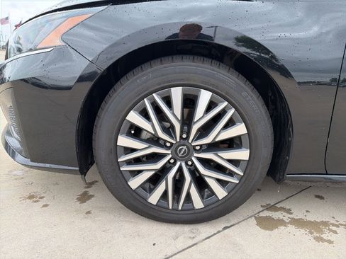 Used 2024 Nissan Altima 2.5 SV FWD image 9