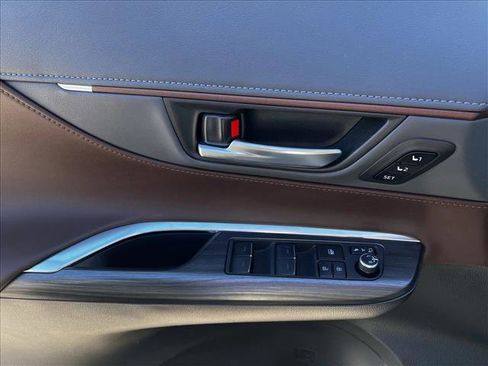 Certified 2021 Toyota Venza XLE w/ Carpet Mat Package (TMS) image 11