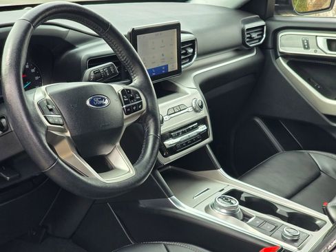 Used 2022 Ford Explorer XLT w/ Equipment Group 202A image 12