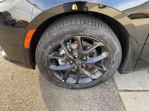 Used 2025 Chrysler Pacifica Limited image 13