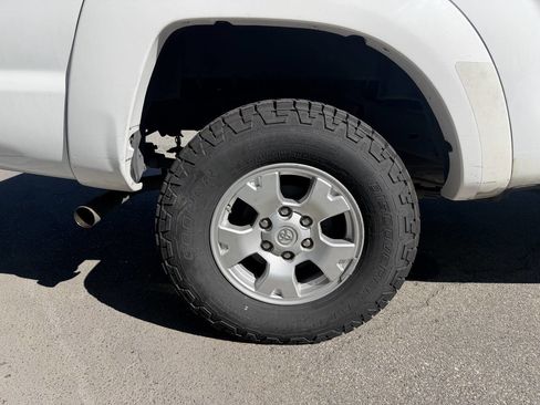 Used 2014 Toyota Tacoma PreRunner w/ SR5 Package RWD image 16