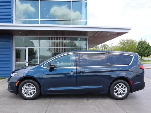 Used 2024 Chrysler Pacifica Touring-L FWD image 6