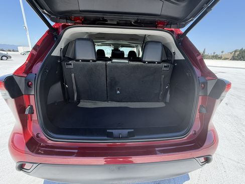 Used 2022 Toyota Highlander XLE FWD image 15
