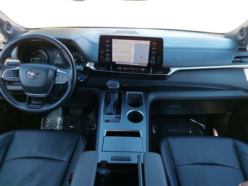 Used 2024 Toyota Sienna XSE image 9