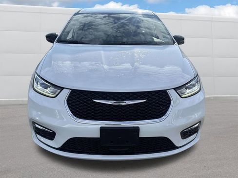 Used 2024 Chrysler Pacifica Touring-L image 15