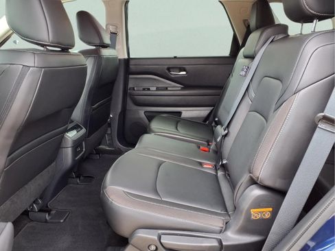 Used 2024 Nissan Pathfinder SL AWD/4WD image 10