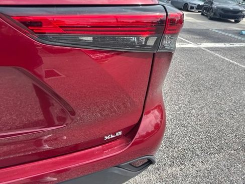 Used 2022 Toyota Highlander XLE FWD image 7