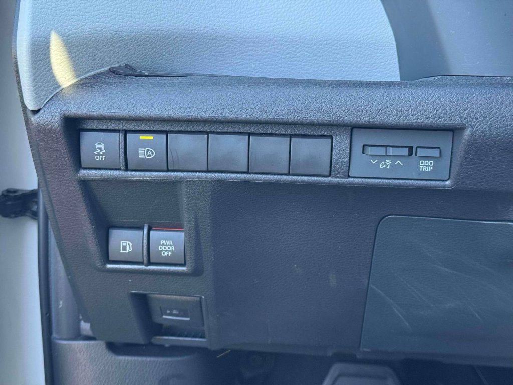 Used 2025 Toyota Sienna LE w/ LE Plus Package AWD/4WD image 20