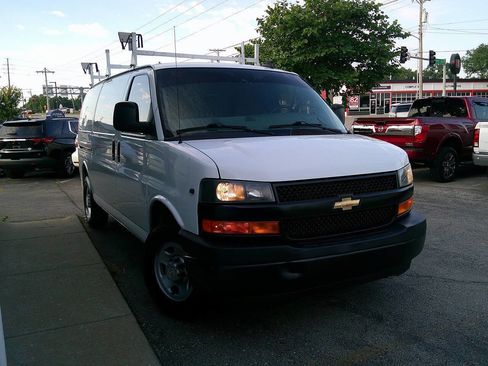 Used 2019 Chevrolet Express 3500 w/ Driver Convenience Package image 4