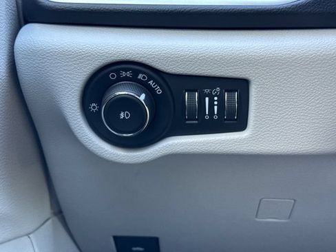 Used 2017 Chrysler Pacifica Touring-L FWD image 20