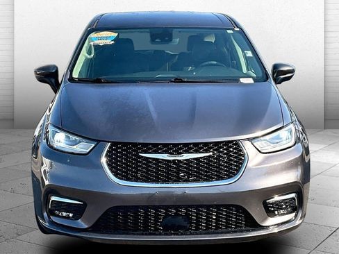 Used 2023 Chrysler Pacifica Touring-L FWD image 2