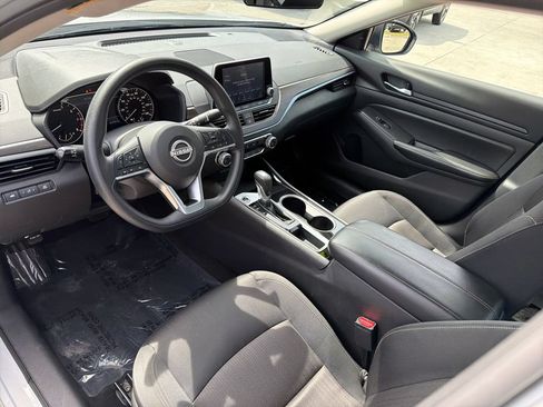 Used 2024 Nissan Altima 2.5 SV FWD image 13