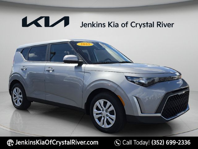 Used 2025 Kia Soul LX FWD image 2