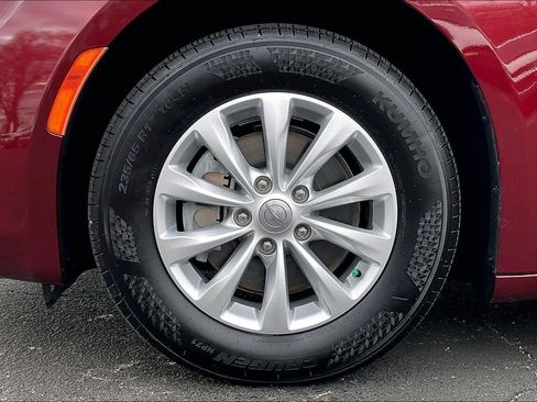 Used 2017 Chrysler Pacifica Touring w/ Tire & Wheel Group image 8