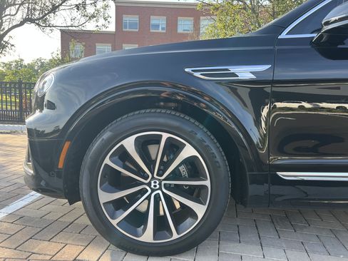 Used 2024 Bentley Bentayga Plug-In Hybrid AWD/4WD image 14