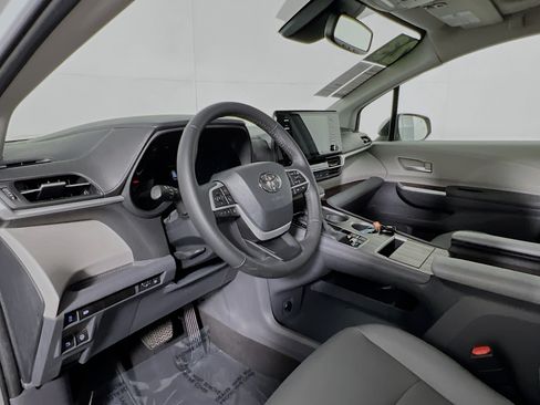 Used 2023 Toyota Sienna XLE FWD image 30