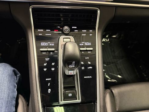Used 2021 Porsche Panamera image 33