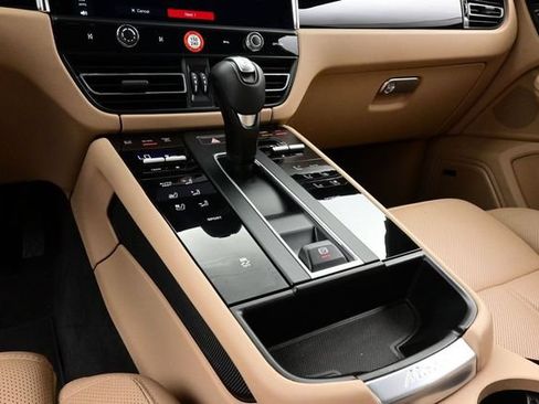 Certified 2025 Porsche Macan AWD/4WD image 11