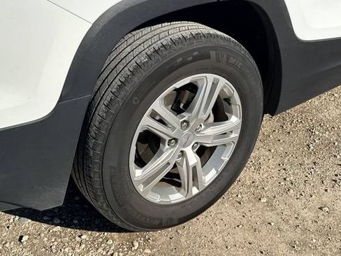 Used 2024 GMC Terrain SLE FWD image 3