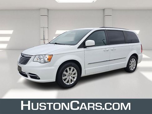 Used 2015 Chrysler Town & Country Touring image 1