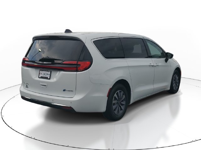 Used 2024 Chrysler Pacifica Limited FWD image 4