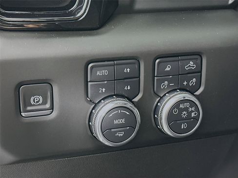 Used 2025 GMC Sierra 1500 AT4 w/ Technology Package AWD/4WD image 14