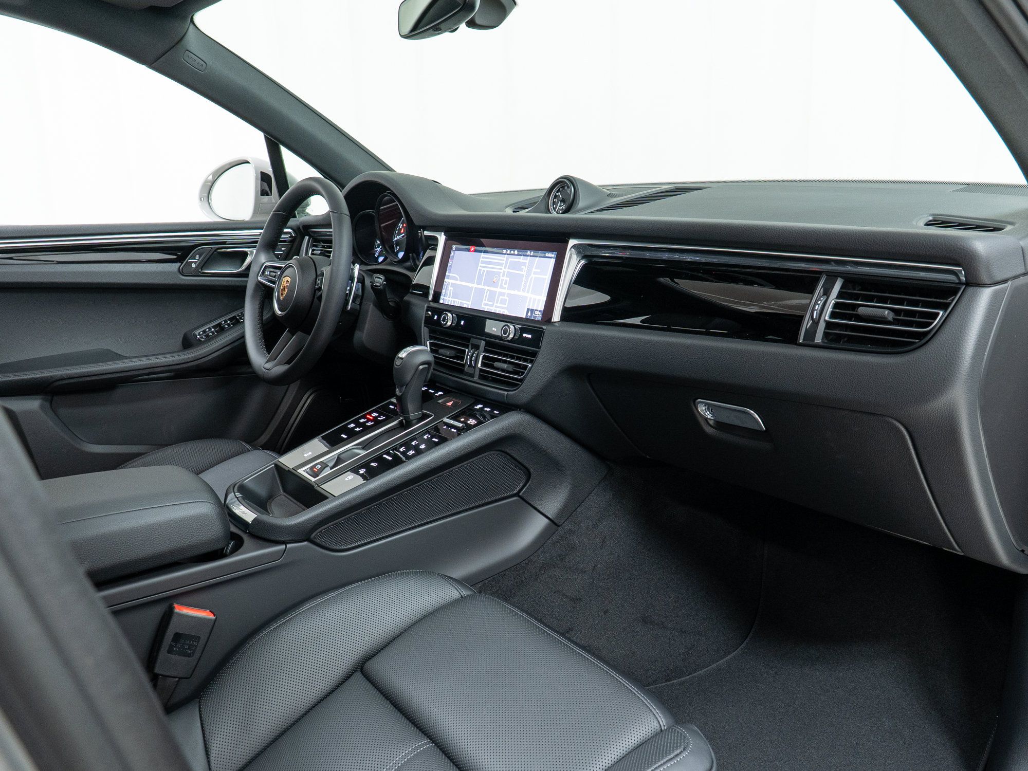 Certified 2025 Porsche Macan AWD/4WD image 25