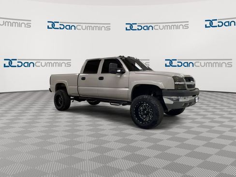 Used 2004 Chevrolet Silverado 2500 LT w/ Heavy-Duty Power Package AWD/4WD image 2