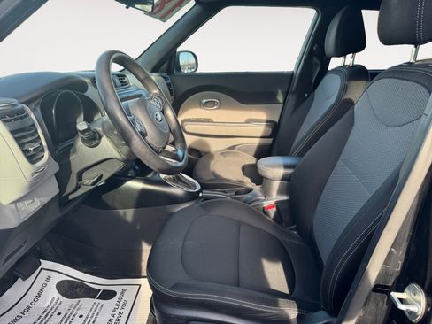 Used 2018 Kia Soul + image 9