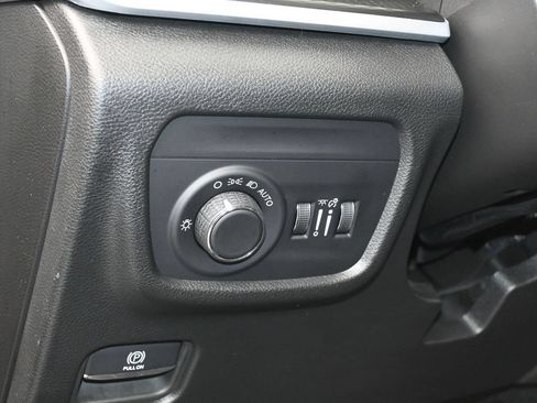 Used 2025 Jeep Grand Cherokee Altitude RWD image 15