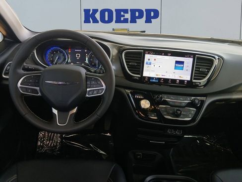 Used 2025 Chrysler Pacifica Select FWD image 11