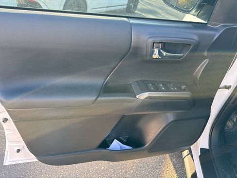 Used 2022 Toyota Tacoma TRD Off-Road image 16