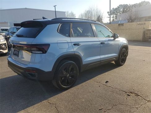 Certified 2025 Volkswagen Taos SE image 4