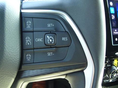 Used 2023 Jeep Grand Cherokee L Laredo image 25