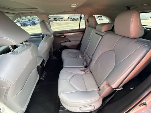 Used 2023 Toyota Highlander Limited image 25