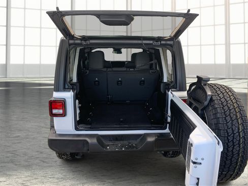 Used 2025 Jeep Wrangler Sport S image 12