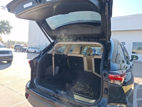 Used 2024 Toyota Highlander LE image 37