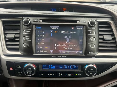 Used 2017 Toyota Highlander XLE w/ Carpet Mat Package AWD/4WD image 18