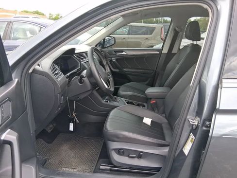 Used 2023 Volkswagen Tiguan SE w/ Panoramic Sunroof Package FWD image 2