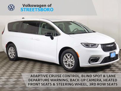 Used 2025 Chrysler Pacifica Select