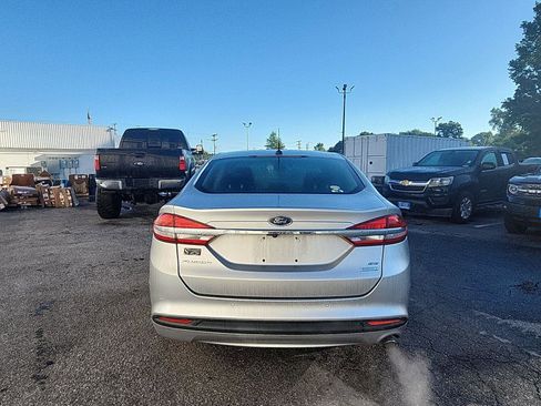 Used 2018 Ford Fusion SE w/ Fusion SE Technology Package FWD image 4