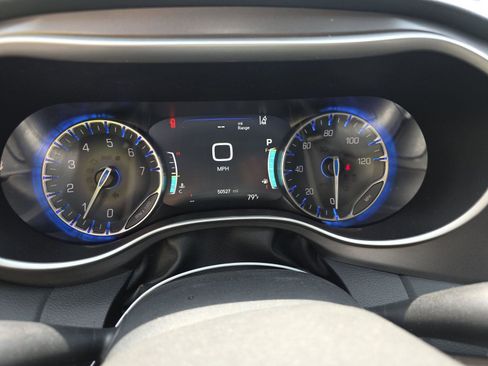 Used 2023 Chrysler Pacifica Touring-L FWD image 4