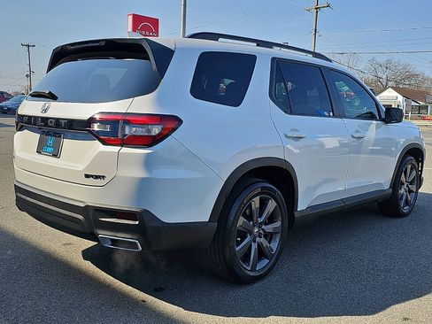 Used 2025 Honda Pilot Sport image 4
