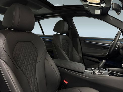 Used 2023 BMW 530e w/ Convenience Package image 31